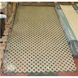 LOT WITH 2 SHEETS OF TRELLIS