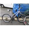 Image 1 : Carrera 21 Speed Mid Size Bicycle
