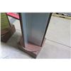 Image 7 : Swiveling Magnetic Display Column
