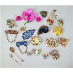 A MISCELLANEOUS GROUP OF COSTUME JEWELR