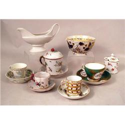 AN ASSORTED GROUP OF TABLE ARTICLES