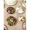 Image 9 : A LARGE ASSORTMENT OF POLYCHROME DECORA