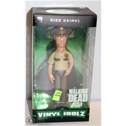 VINYL IDOLZ FIGURINE; THE WALKING DEAD RICK GRIMES
