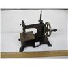 Image 1 : SMALL HAND CRANK SEWING MACHINE