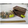 Image 1 : WOODEN BOX WITH GIRAFFE FIGURINE, A LOT OF WOODEN CHESS MEN