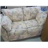Image 2 : 1 FLORAL COUCH & LOVESEAT