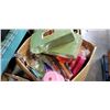 Image 3 : BOX OF FLOWER DECOR AND CONFETTI TUBES