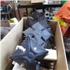 Image 2 : LOT OF DECORATIVE METAL ROOSTER HANGERS AND 4 LEAF HANGERS