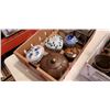 Image 3 : 2 TRAYS OF VINTAGE JEWELRY BOXES AND BRASS