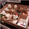 Image 1 : TRAY OF COLLECTIBLE SALT AND PEPPER SHAKER FIGURES