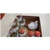 Image 2 : TRAY OF VINTAGE MILK GLASS INCLUDING SUNKIST REAMER