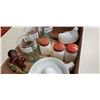 Image 3 : TRAY OF VINTAGE MILK GLASS INCLUDING SUNKIST REAMER