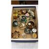 Image 2 : TRAY OF JEWELRY, TRINKETS AND COLLECTIBLES