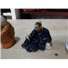 Image 3 : 3 EASTERN FIGURES AND LIDDED DISH