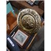 Image 1 : LARGE BRASS COLOURED DECOR PLATE AND FRAMED OWL PRINT