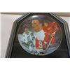 Image 2 : GORDIE HOWE LIMITED EDITION FRAMED TRIPLE PLATE SET 61/2500
