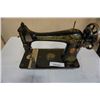 Image 2 : ANTIQUE SINGER SEWING MACHINE
