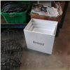 Image 2 : 5 WALL PLANTERS, 2 METAL SHELVES AND METAL BREAD TINS
