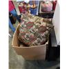 Image 1 : BOX OF 5 THROW PILLOWS