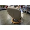 Image 8 : WHITE LEATHER RECLINING CHAIR AND OTTOMAN