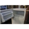 Image 3 : WHITE FRIGIDAIRE REFRIDGERATOR - APPROX 5 FOOT TALL 2 FOOT WIDE 28 INCHES TALL