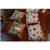 Image 1 : 4 SMALL BEADED ACCENT PILLOWS