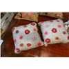 Image 2 : 4 SMALL BEADED ACCENT PILLOWS