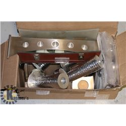 BOX OF ASSORTED NAPKIN RINGS AND DINNER NAPKINS