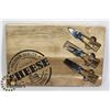 Image 1 : NATURAL CHEESE CHEESEBOARD WITH KNIVES