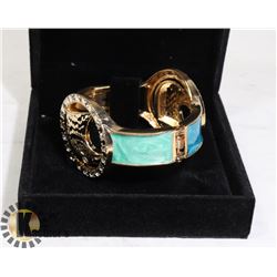 WOMENS BRACELET IN DISPLAY BOX