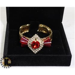 WOMENS BRACELET IN DISPLAY BOX