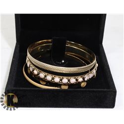 WOMENS BRACELET IN DISPLAY BOX