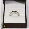 Image 1 : 10 KT GOLD WEDDING BAND - SIZE 7.5 -