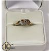 Image 1 : 10 KT GOLD RING WITH 6 SMALL DIAMONDS -