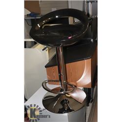 BLACK AND CHROME HYDRAULIC LIFT BAR STOOL