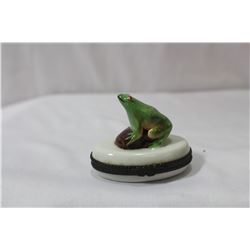 A Limoges, Peint Main Frog Trinket Box