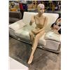 Image 1 : SITTING FEMALE MANNEQUIN