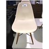 Image 2 : 4 PLASTIC AND WOOD CHAIRS