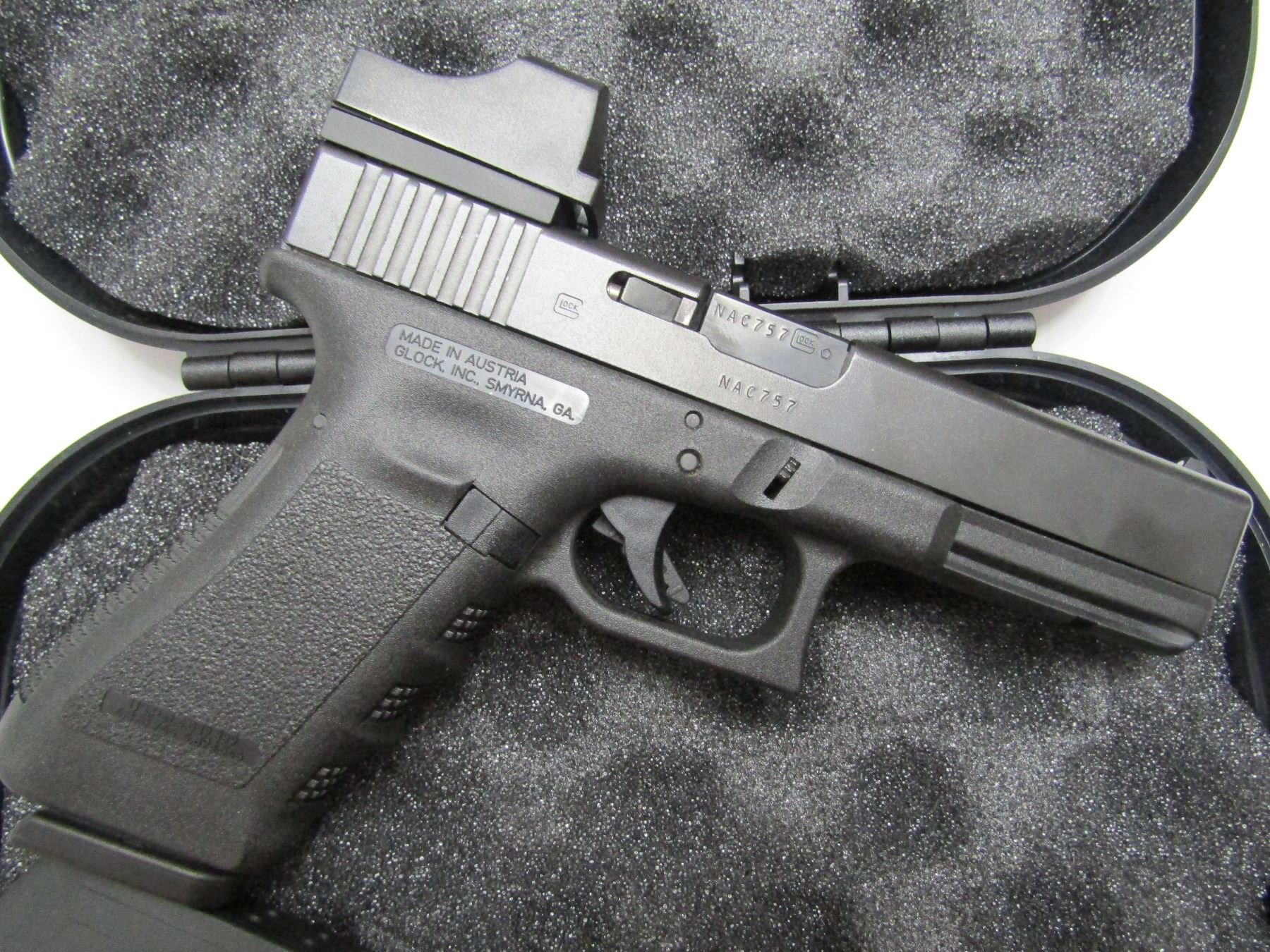 GLOCK 17 9MM PISTOL RED DOT SIGHT IN BOX