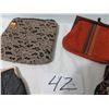 Image 3 : 4 Lady Clutch Purses, Petty Point, Leather, Suede-Lace