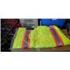 Image 2 : New 5XL high vis jacket and tote with box of gloves and knee pads