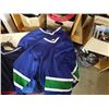 Image 2 : 4 Vancouver canucks jersey one with logo