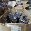 Image 1 : TOTE OF SLATBOARD HOOKS