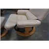 Image 5 : WHITE LEATHER RECLINING CHAIR AND OTTOMAN