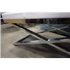 Image 2 : WHITE LEATHER AND CHROME BENCH