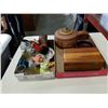 Image 1 : TRAY OF WOOD CONTAINERS AND FIGURES