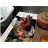 Image 2 : TRAY OF WOOD CONTAINERS AND FIGURES