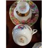 Image 8 : 37 PIECES MADE IN CANADA SOVEREIGN POTTERIES EARTHENWARE AND CHINA SAUCERS AND CUPS