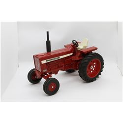 IH Farmall 856 1:16 scale Has Box