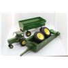 Image 1 : John Deere manure spreader without axle 1:16, tractor 1:32 and plastic wagon Has box